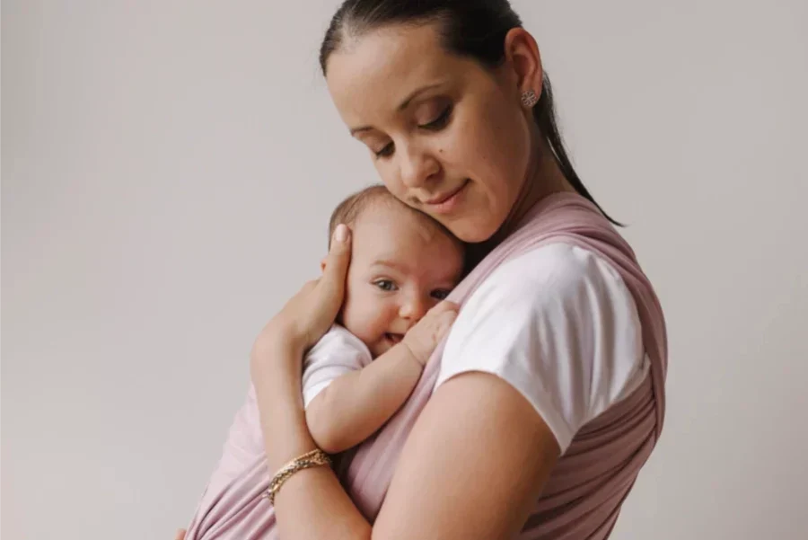 Corretta posizione del bambino nel babywearing