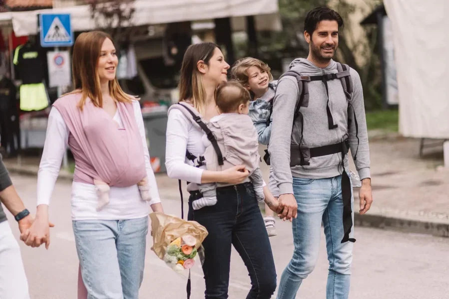 portare-bambino-marsupio-fronte-strada-si-o-no